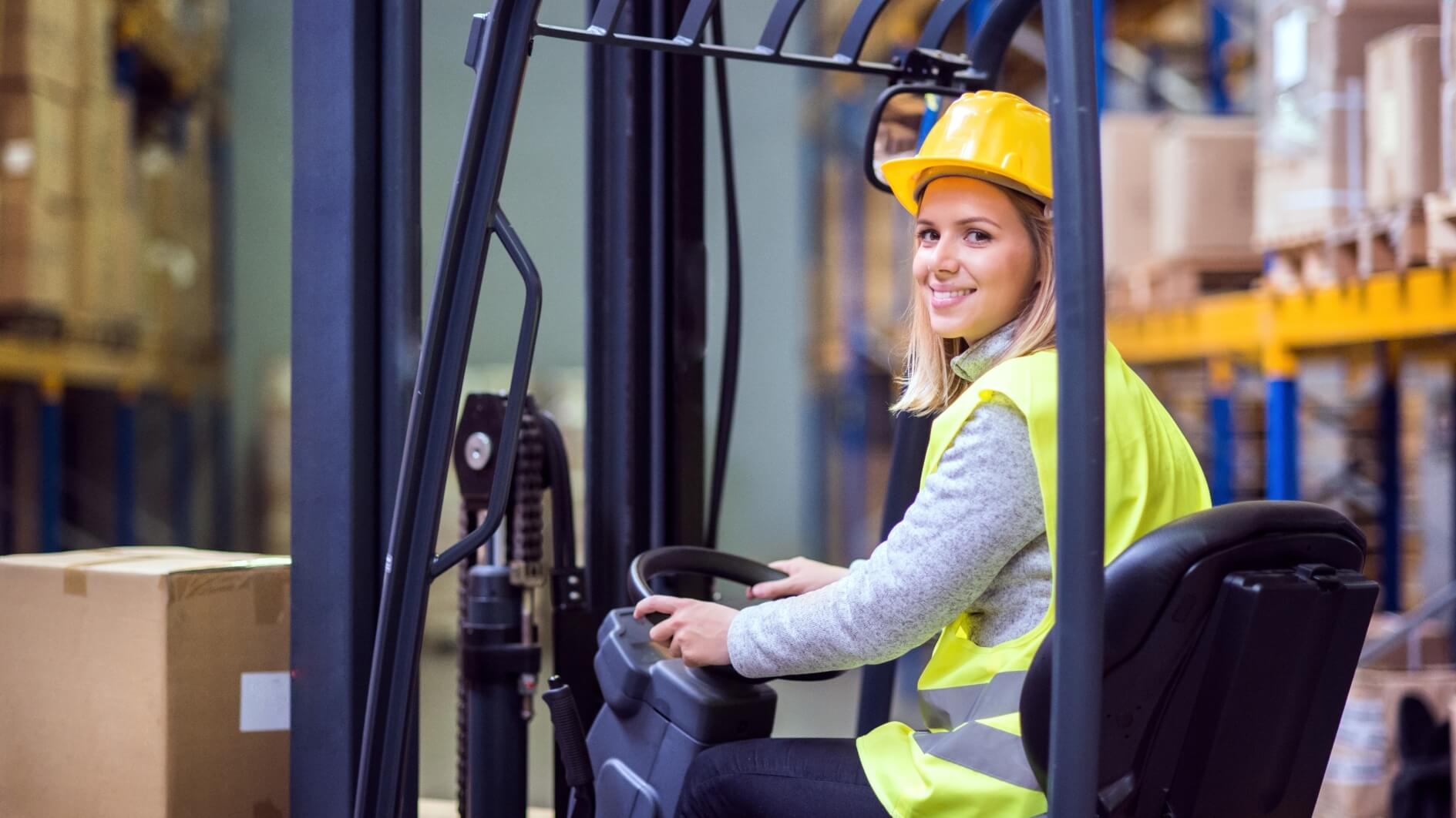 Працівниця на складі